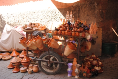 Esas vasijas de barro que se ven en el suelo, se llaman tagine o tajine y da el nombre al plato más tradicional de Marruecos. Tiene una tapa que permite cocinar al vapor la verdura y la carne. ¡Es exquisito!